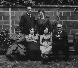 Fernand Delarue et son &eacute;pouse H&eacute;l&egrave;ne,
Jean-L&eacute;on (fils de Fernand), Marie-Eug&eacute;nie (dite M&eacute;m&eacute;Marie), Andr&eacute;e fille de Fernand,
 et Albert Delarue