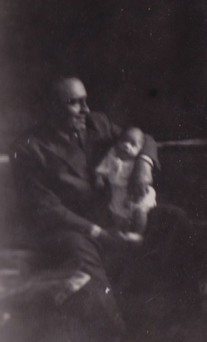 Rare photo, certes floue, de Georges souriant avec Pierre-Yves en 1949