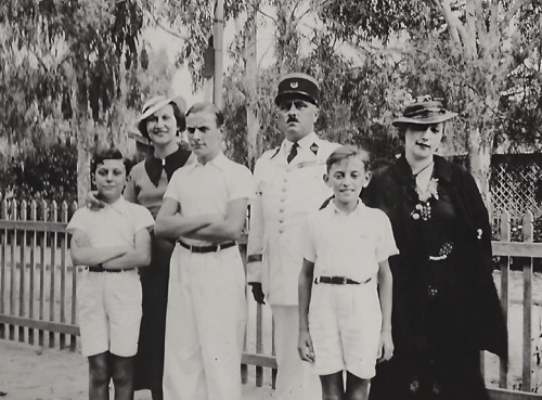 Philippe (3&egrave;), Geo, Pierre et Simone 
Tennis 1934 (casa)